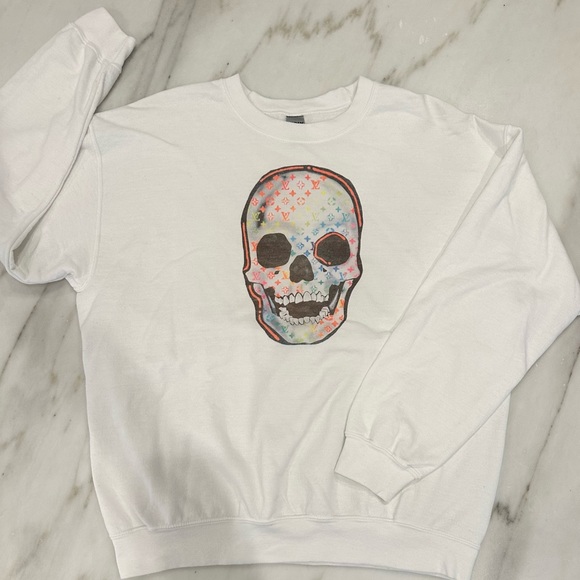 Gildan Tops - Skull sweatshirt. Size large. Unisex size.